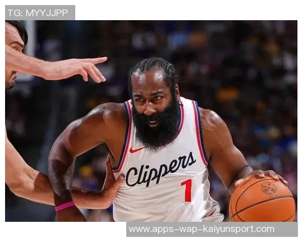 快船赢球海报曝光小卡笑容灿烂哈登背影引发球迷热议